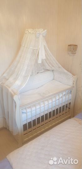 Детская кроватка с маятником и ящиком