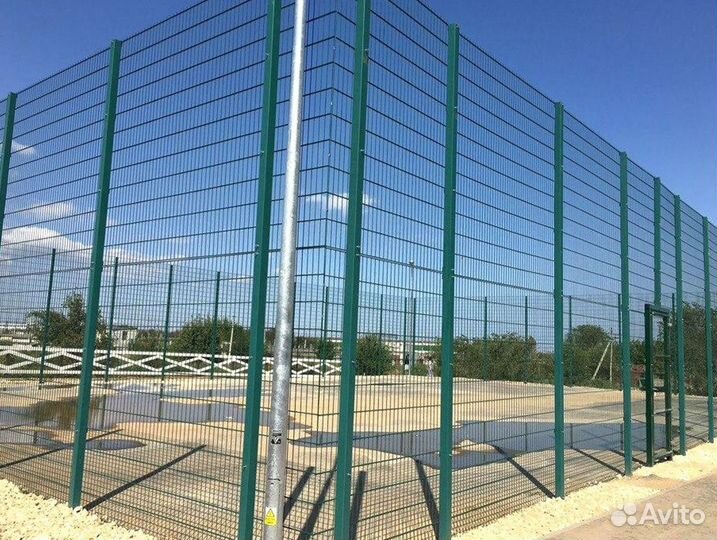 Забор из 3D сетки коричневой спорт площадка