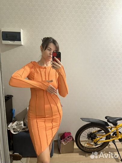 Яркое платье с наружними швами