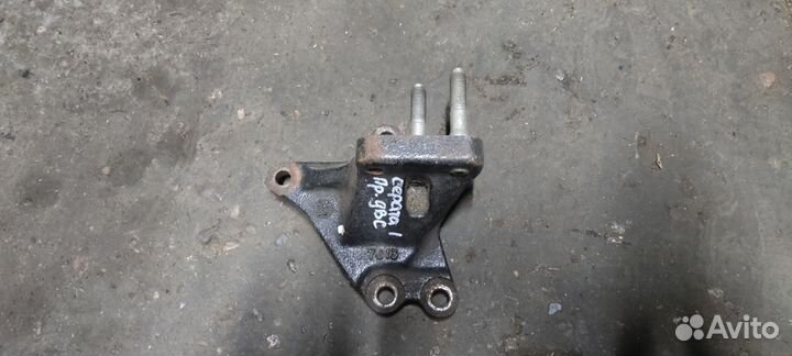 Kia Cerato 06г 1.6 МКПП кронштейн МКПП