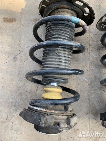 Стойка подвески передняя Volkswagen Jetta 5 1.4