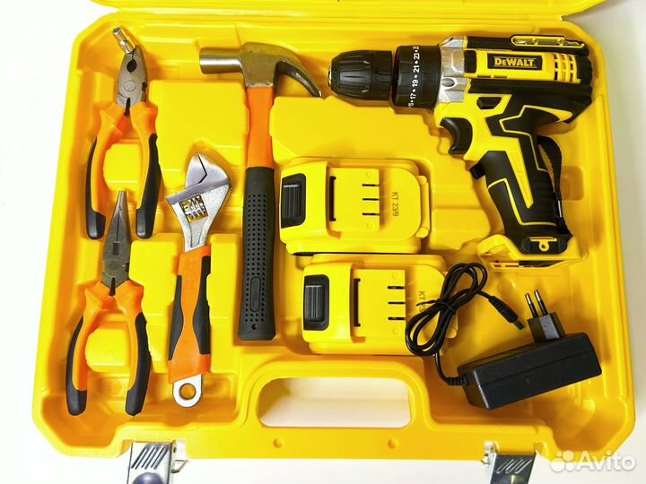 Шуруповерт DeWalt с набором