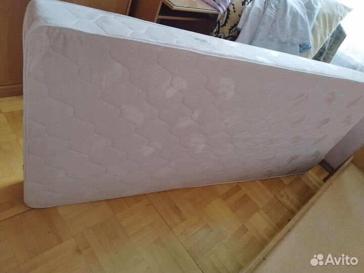 Кровать односпальная с матрасом