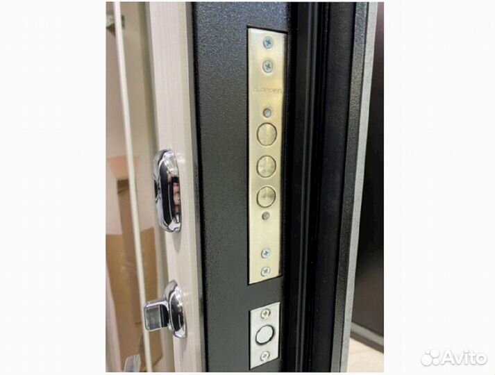 Дверь входная с шумоизоляцией и зеркалом