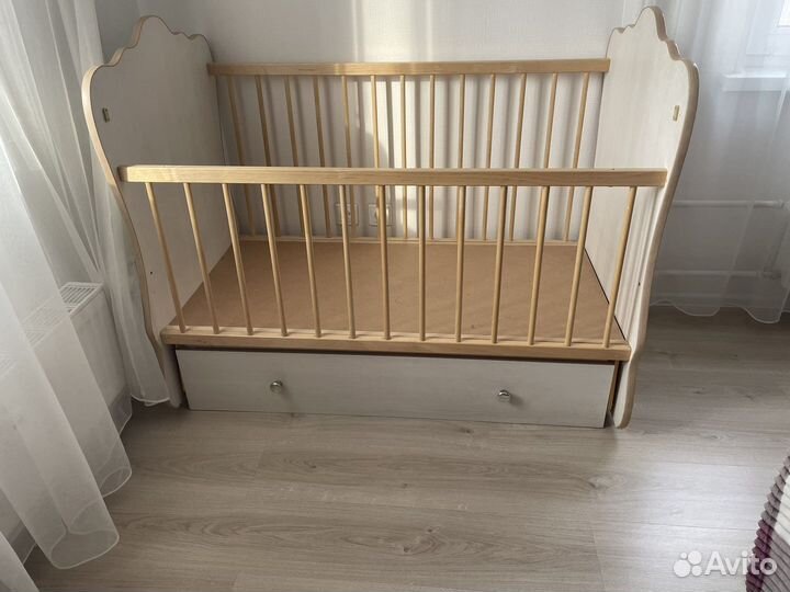 Детская кроватка с поперечным маятником