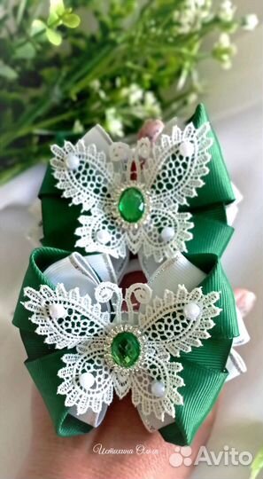 Бантики с кружевными бабочками под зелёную форму
