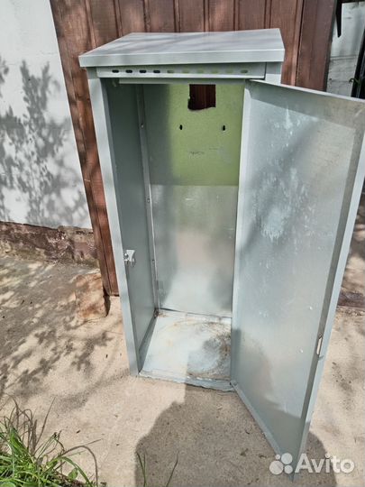 Металлический шкафчик для газового баллона