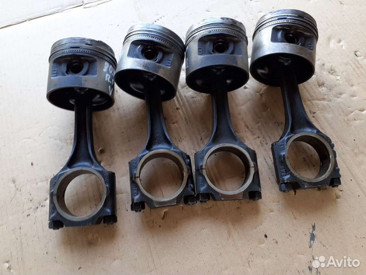 Поршень с шатуном Volkswagen Passat B3, B4 1.8 RF