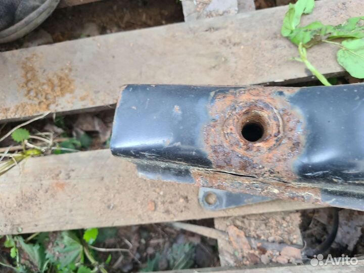 Усилитель бампера Volkswagen Touran 2004