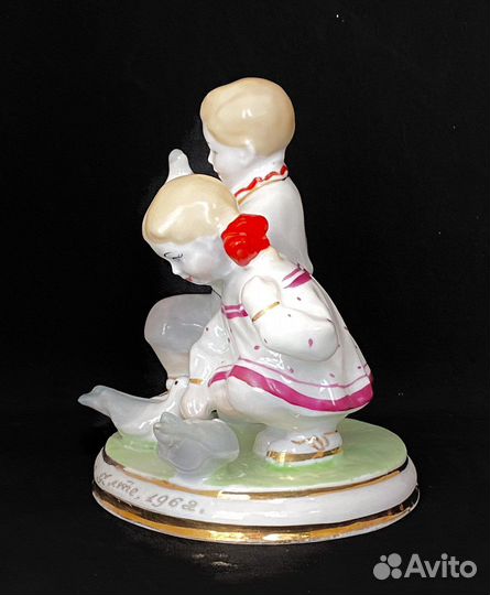 Статуэтка Дети кормят голубей