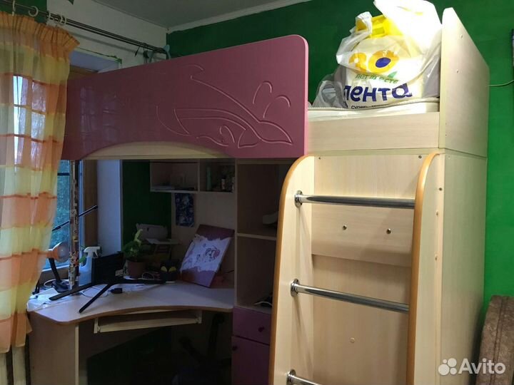 Детская кровать чердак со столом и шкафом