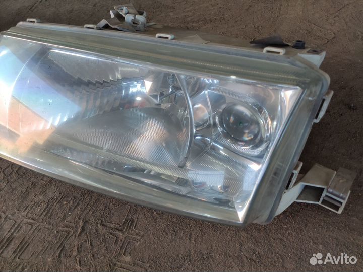 Фара левая Skoda Octavia Tour (крепления сломаны)