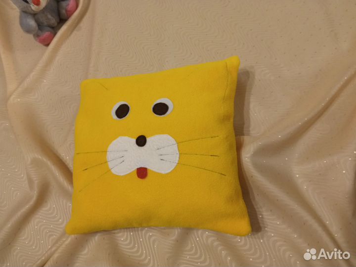 Флисовая декоративная жёлтая подушка кот