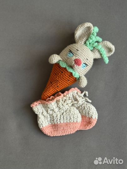Пинетки и игрушка