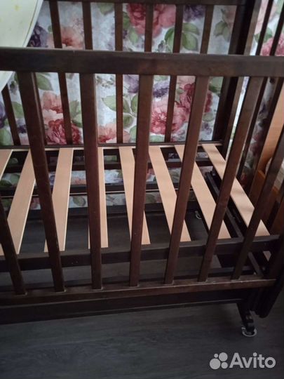 Детская кроватка с маятником