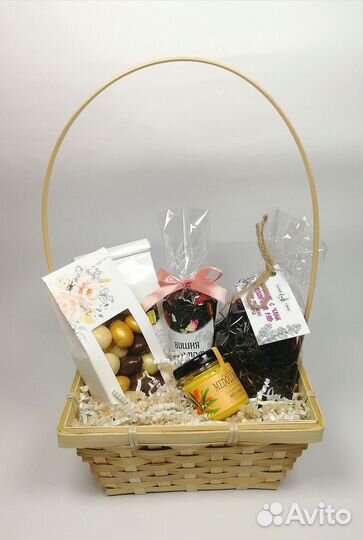 Подарок. Корзина со сладостями и чаем