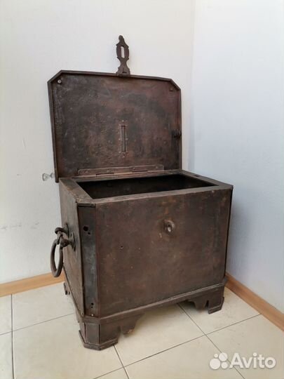 Сейф касса железный 19 век кованый Полковая казна