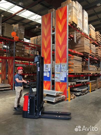 Штабелер самоходный с площадкой оператора