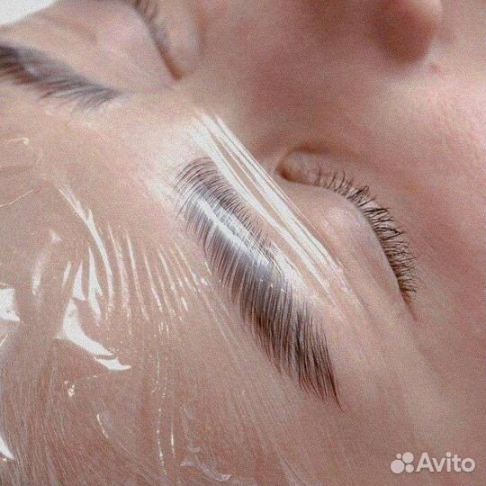 Модель на брови