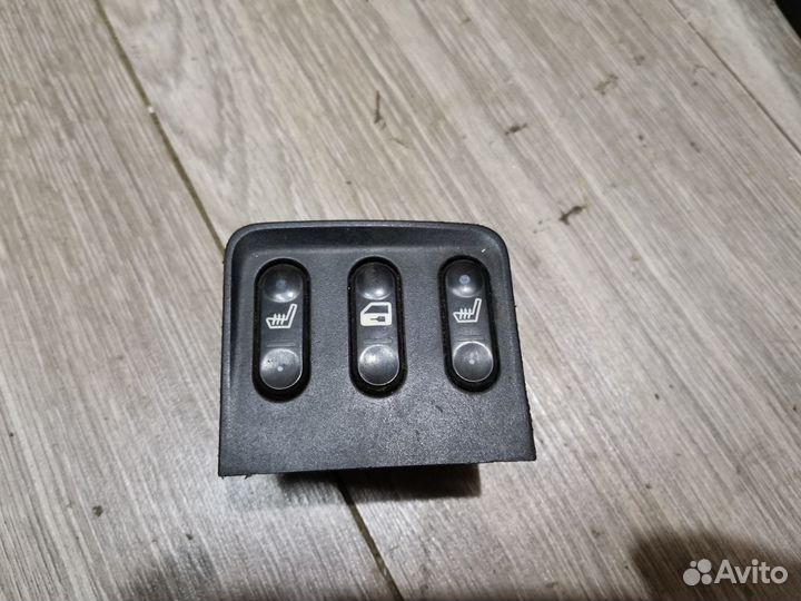 Кнопка обогрева сидений на Nissan Primera P12
