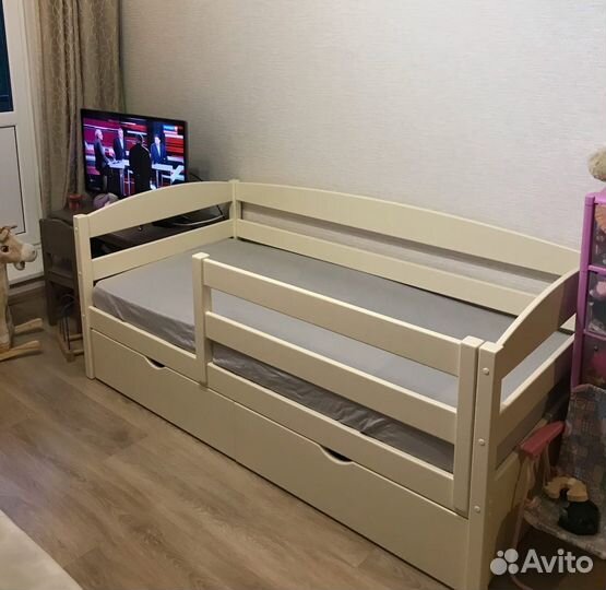 Детская кровать из массива