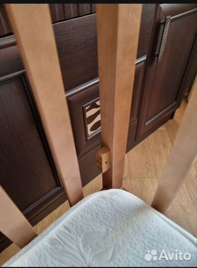 Детская кроватка с маятником