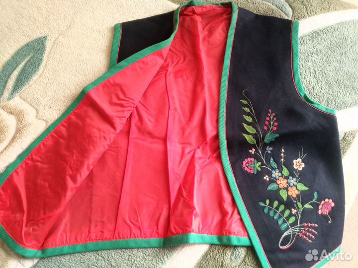 Старинный жилет с аппликацией