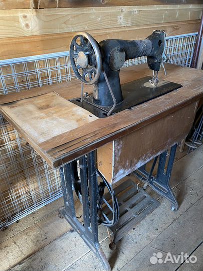 Швейная машина на чугунном подстолье