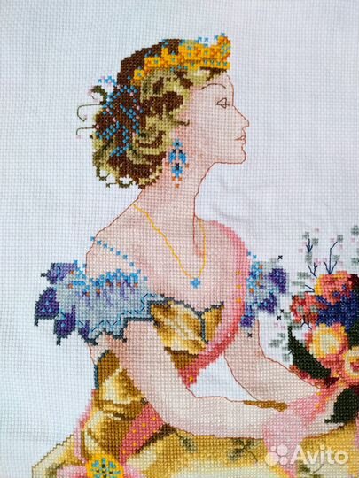 Готовая вышивка крестом девушка с букетом