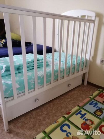 Детская кроватка с маятником