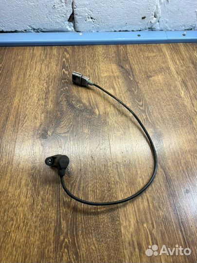 Датчик положения коленвала Volkswagen Passat B5