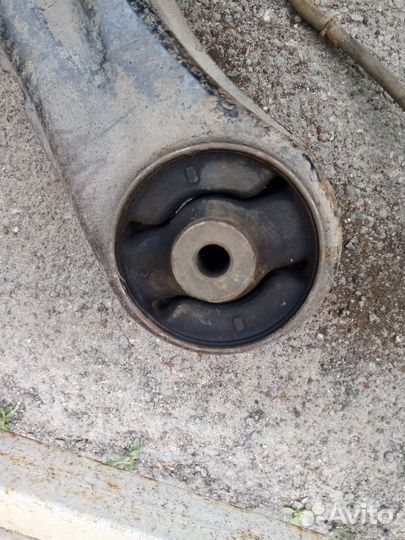 Кулак задний правый Mitsubishi Outlаnder 1