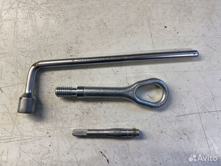 Ключ балонный с буксировочной петлёй в комплекте