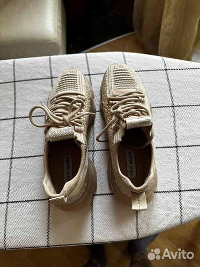 Кроссовки женские