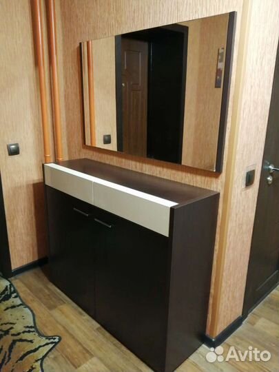 Тумба с зеркалом в прихожую