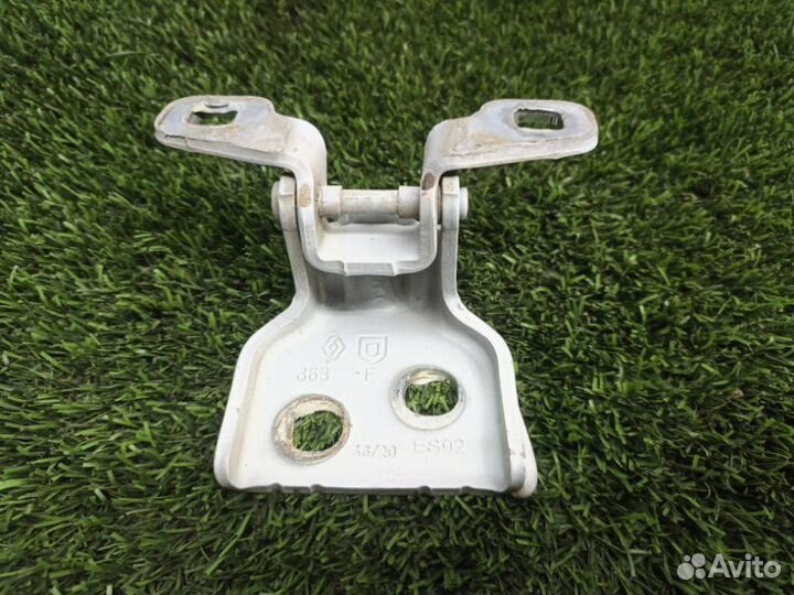 Петля двери нижняя передняя правая Renault Logan 2