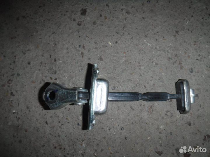 Ограничитель двери задний правый Mitsubishi Pajero