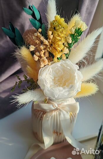 Букет из сухоцветов и цветов в вазе