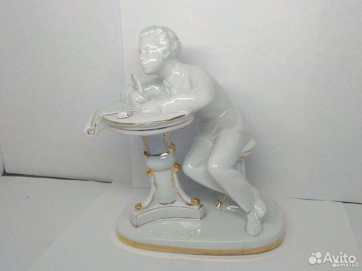 Фарфоровая фигурка лфз Пушкин