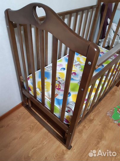 Детская кроватка+ матрас+2 простыни непромокаемые