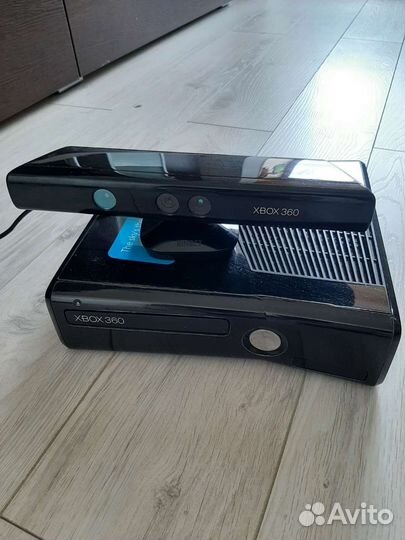 Microsoft XBox 360 + сенсорный Kinect + диски