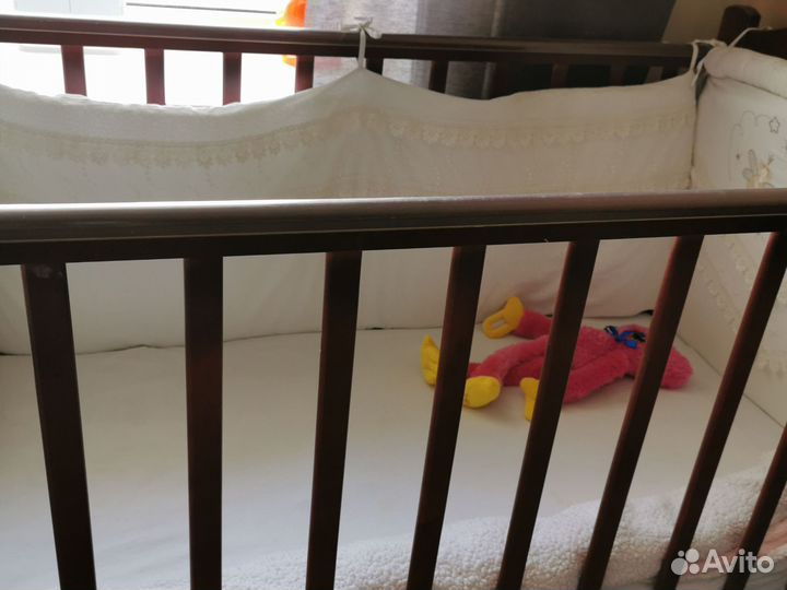 Детская кроватка с маятником и ящиком