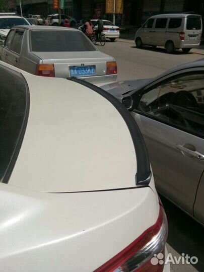 Спойлер универсальный на крышку багажника (черный)