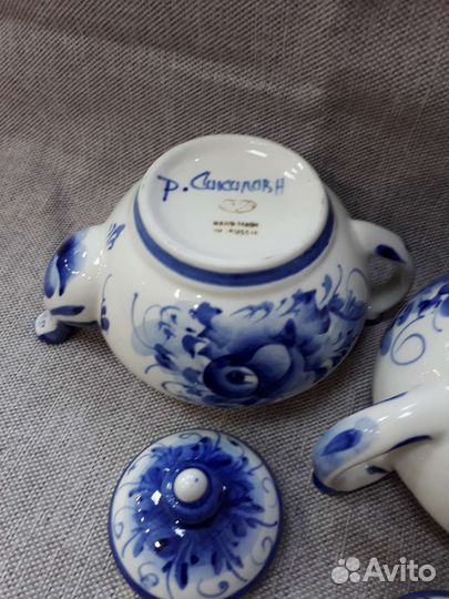 Чайник и сахарница