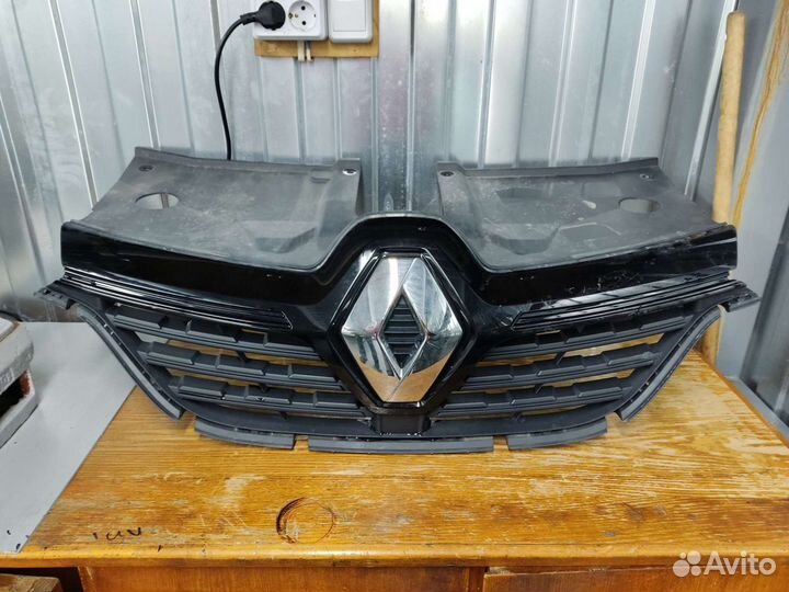 Решетка радиатора верхняя Рено Аркана