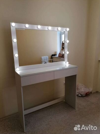 Гримерные комоды с лампами