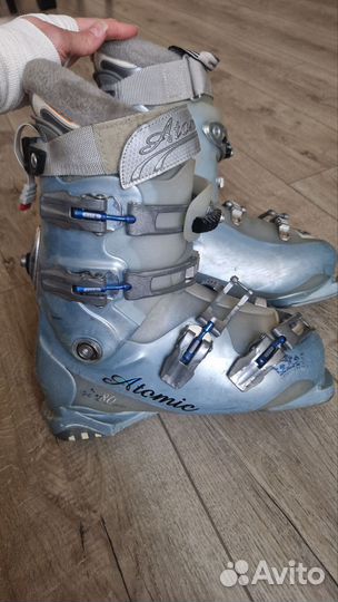 Горнолыжные ботинки atomic