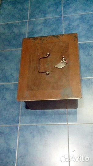 Сейф. Встраиваемый. (30-х 40-х годов изготовления)