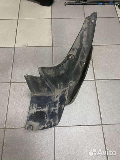 Задний (R) брызговик Toyota LC Prado 150 (17-24 г)