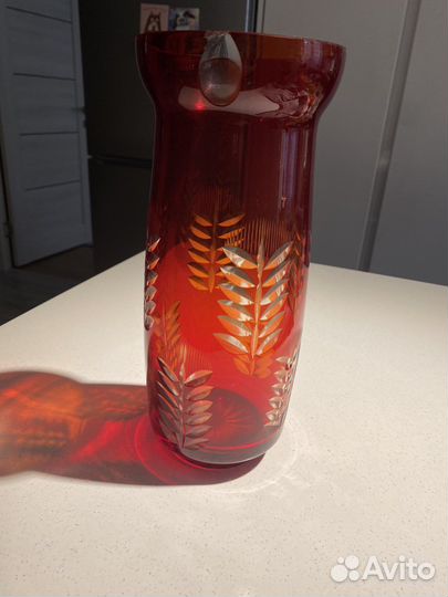 Ваза из красного стекла
